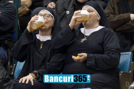 doua_calugarite_beau_bere_bancuri365