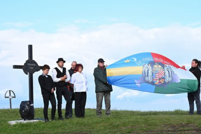 gytm_trianon_megemlekezes_borito