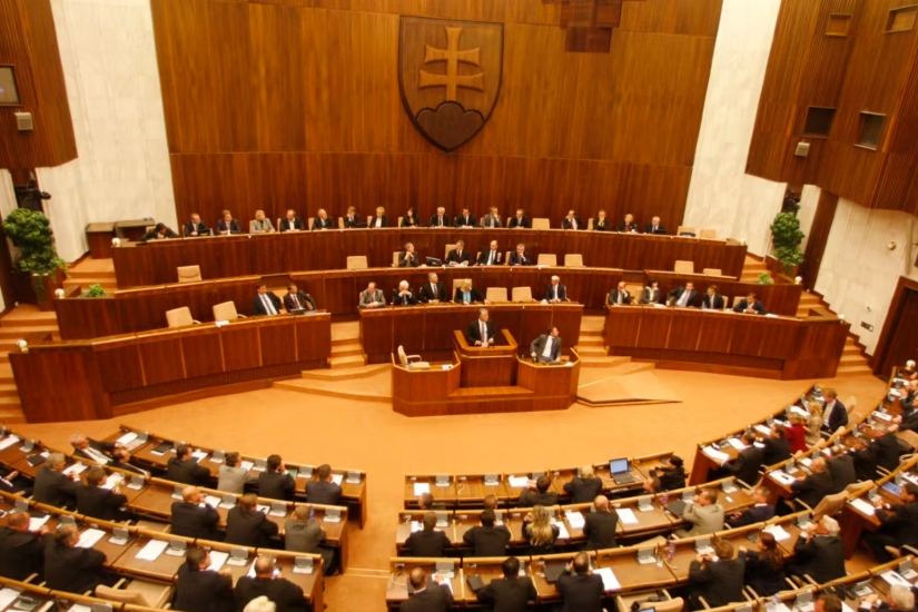 szlovak_parlament