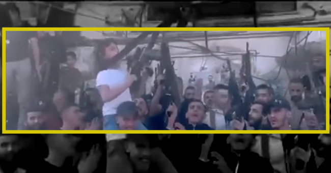 hamas_isis_fegyveres_gyerek_apja_nyakaban