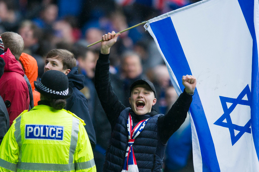 brit_szurkolo_izraeli_zaszlo