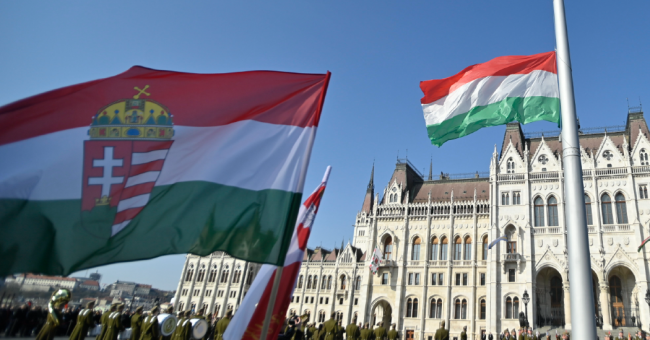 zaszlo_felvonas_orszaghaz